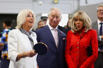 Camilla e Brigitte Macron, sfida a ping pong nel segno dell’amicizia