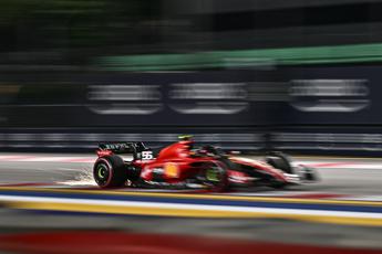 F1, Gp Singapore: Ferrari in pole con Sainz, poi Russell e Leclerc