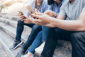 Luce blu cellulare aumenta rischi pubertà precoce nei maschi: lo studio