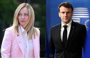 Migranti, Emmanuel Macron parla con Giorgia Meloni: “Azione congiunta”