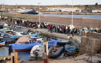 Migranti Lampedusa, Macron: “Voglio collaborare con Giorgia Meloni”