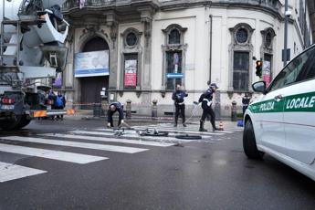 Milano, ciclista travolta e uccisa da camion. Famiglia: “No fatalità”