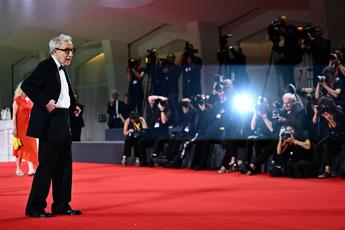 Mostra Cinema Venezia 2023, Woody Allen contestato sul red carpet: “Stupratore”