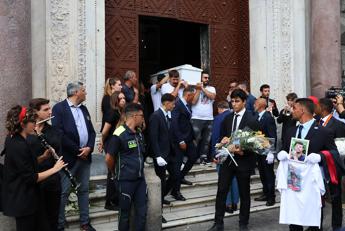 Musicista ucciso a Napoli, applausi e lacrime ai funerali di Giovanbattista Cutolo