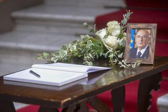 Napolitano, camera ardente aperta fino alle 16. Domani i funerali, ci sarà anche Macron