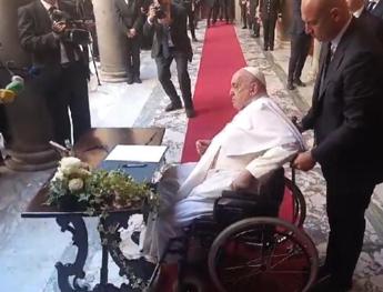 Napolitano, l’omaggio del Papa in Senato. La Russa: “Primo Pontefice qui”