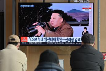 Nordcorea testa sottomarino da attacco nucleare, presente Kim Jong Un