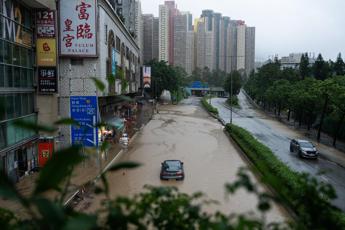 Piogge record, a Hong Kong è ‘allarme nero’