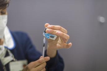 Primo vaccino personalizzato contro melanoma a pazienti Uk, al via test