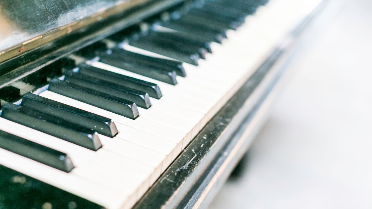 Qual è la differenza tra tastiera e pianoforte