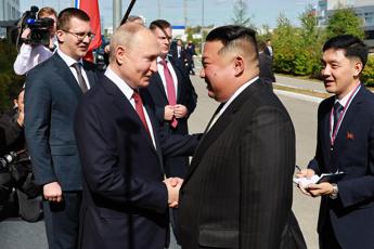 Putin accoglie Kim con lunga stretta di mano, incontro in corso