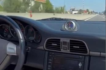 Sfreccia a 150 km all’ora dopo spot su guida sicura: bufera su presidente Milano-Serravalle – Video