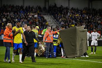 Waalwijk- Ajax, portiere Vaessen perde i sensi dopo scontro: partita interrotta – Video