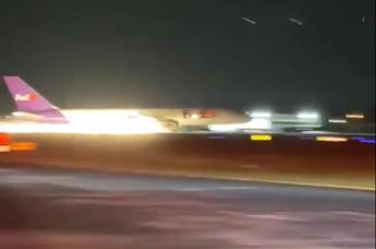 Aereo atterra senza carrello, la manovra che evita il disastro – Video