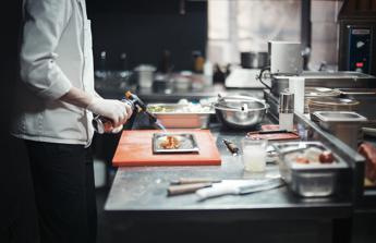 Cuoco al ristorante e cameriere di sala, figure più richieste a Milano