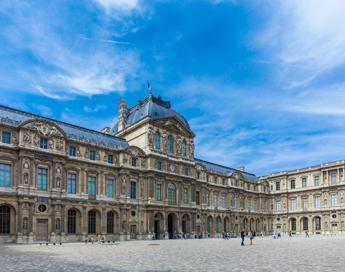 Francia, “allarmi bomba al Louvre”: il museo resta chiuso per motivi di sicurezza