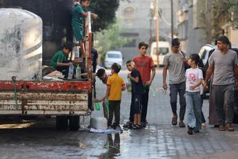 Gaza, Egitto aprirà valico di Rafah: aiuti umanitari da venerdì, l’accordo