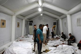 Gaza, le conseguenze della strage in ospedale: accuse incrociate Hamas-Israele