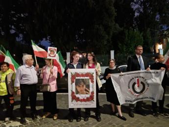 Iran, all’ambasciata a Roma veglia per Armita
