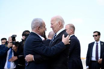 Israele, Biden a Tel Aviv: abbraccio con Netanyahu