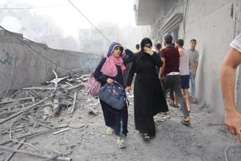 Israele, Egitto chiede stop raid a valico Rafah: ma no a esodo da Gaza