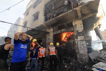 Israele: “Stiamo colpendo tutta la Striscia di Gaza”. Raid anche in Libano