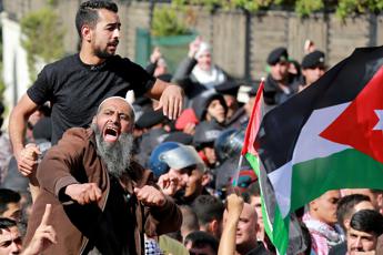 Israele, assalto ambasciata Amman. Tensioni in Egitto e Marocco
