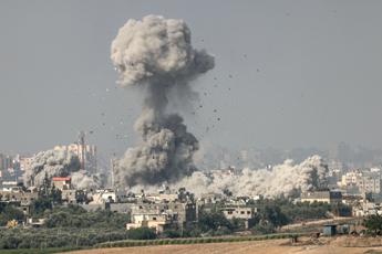 Israele: raid contro 400 obiettivi Hamas a Gaza. Rinviata operazione di terra, si tratta su ostaggi