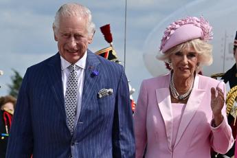 L’abito fa la regina, ma Camilla preferisce i jeans agli abiti ‘rosa Barbie’