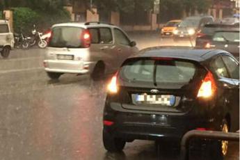 Maltempo, bomba d’acqua su Roma: raffiche di vento e allagamenti nella zona nord