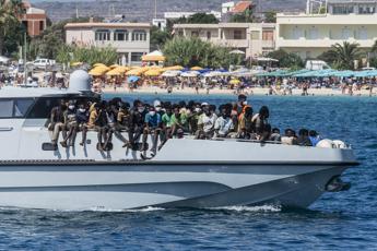 Migranti, in 180 sbarcati a Lampedusa. Sull’isola 11 corpi recuperati da ong
