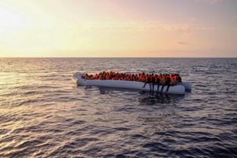 Migranti, nuovi sbarchi a Lampedusa: 798 nell’hotspot
