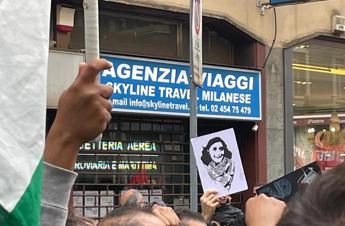 Milano, corteo per Palestina: spunta Anna Frank con la kefiah