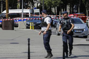 Parigi, donna urla “Allah Akbar” e minaccia di “far saltare tutto”: polizia le spara