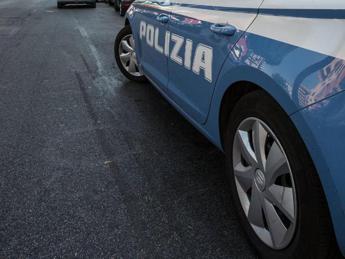 Roma, accoltella ragazzo alla gola fuori dal bar: arrestato