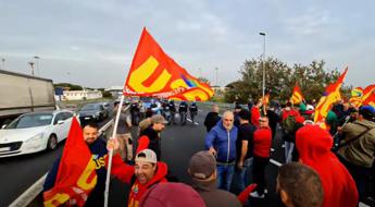 Sciopero, lavoratori ex Ilva occupano l’autostrada Roma-Napoli – Video