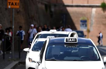 Taxi a Roma, via libera a 1000 nuove licenze: cambiano tariffe, aumenta scatto a tassametro