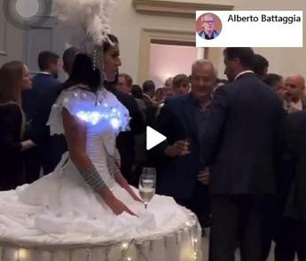 Verona, ‘donna tavolino’ a serata di gala: è polemica
