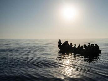 Continuano gli sbarchi a Lampedusa: morto un giovane a poche miglia dall’isola