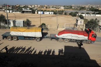 Gaza, camion con gli aiuti umanitari entrano dal valico di Kerem Shalom
