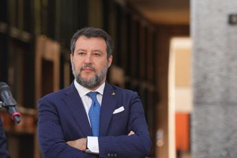 Gioielliere condannato per aver ucciso rapinatori, Salvini lo chiama: “Riformeremo la giustizia”