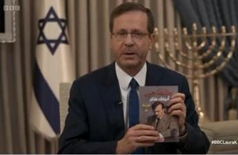 Israele, Herzog mostra copia del ‘Mein Kampf’: “Era a casa di un terrorista a Gaza”