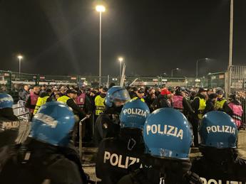 Milan-Psg, francesi danneggiano cabina metro e provano a sfondare schieramento polizia