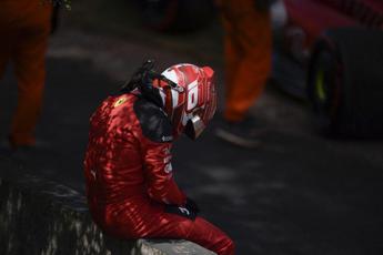 “Perché sono così sfortunato?”: Leclerc e la Ferrari tra incidenti e errori, la lista nera