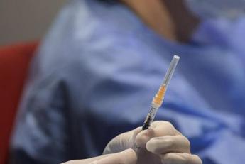 Vaccini, Aiom: “20% malati cancro non ne parla con l’oncologo, al via campagna”