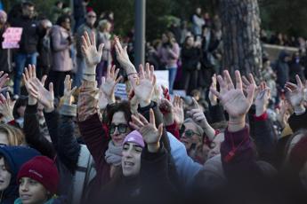 Violenza sulle donne, dall’impiegata alla manager le voci al rientro al lavoro dopo la maxi-mobilitazione