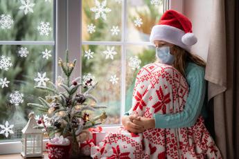 Covid e influenza, picco di contagi a Natale. I medici: “Evitare baci e abbracci”