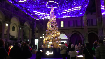 Milano, auguri natalizi di Baci Perugina illuminano Piazza dei Mercanti