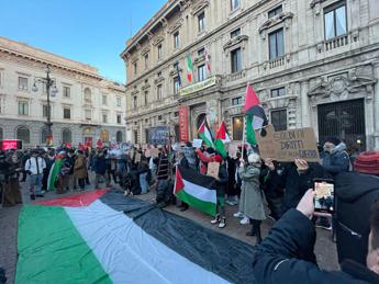 Prima della Scala, in piazza immensa bandiera della Palestina: “Fermate il massacro”