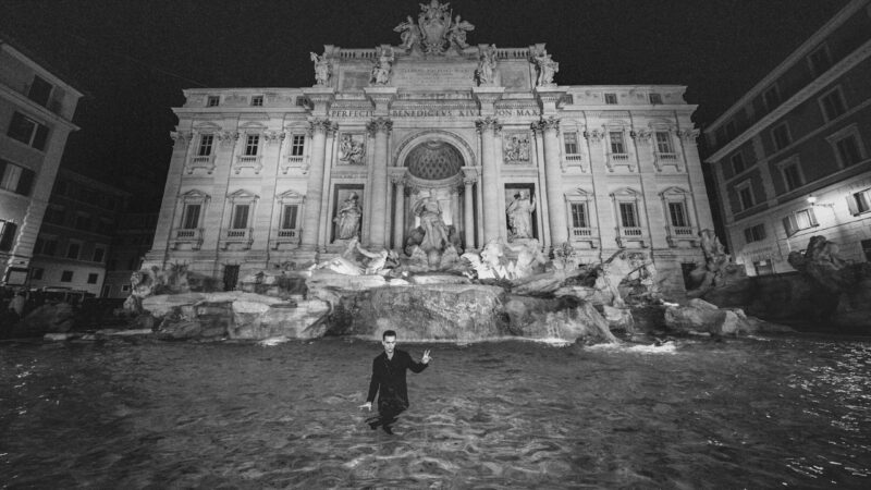Berlino – Pedro Alonso immortalato nella Fontana di Trevi